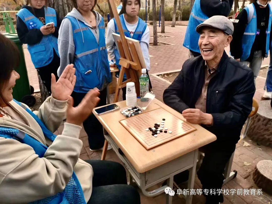 敬老月宣传:敬老孝亲情暖人间